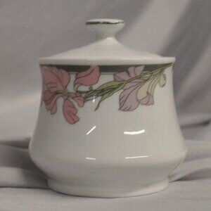 Silverie 12 oz vintage Iris sugar bowl with lid porcelain? (219w)